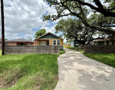 1105 Melbourne Street - Photo Thumbnail 1