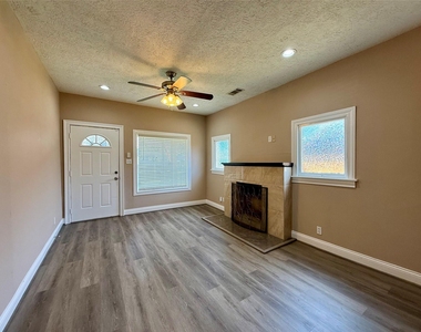 1105 Melbourne Street - Photo Thumbnail 4