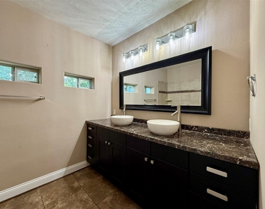 1105 Melbourne Street - Photo Thumbnail 9