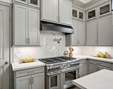 523 W 25th Street - Photo Thumbnail 7