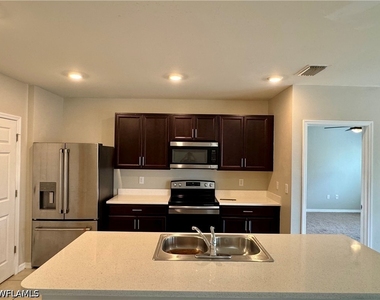18661 Miami Boulevard - Photo Thumbnail 4