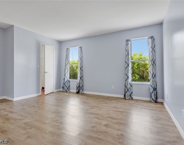 6085 Lake Front Drive - Photo Thumbnail 10