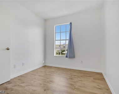 6085 Lake Front Drive - Photo Thumbnail 12
