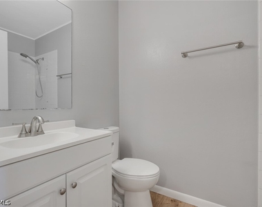 6085 Lake Front Drive - Photo Thumbnail 15