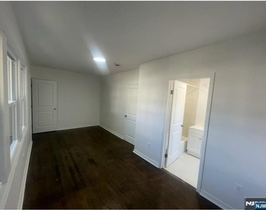 298 Farrant - Photo Thumbnail 6
