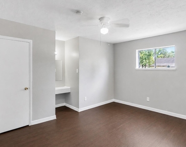 122 E Crosstimbers Street - Photo Thumbnail 8