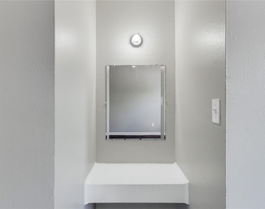 122 E Crosstimbers Street - Photo Thumbnail 9