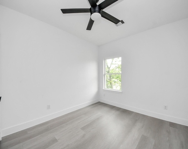 8218 Lawler Street - Photo Thumbnail 32