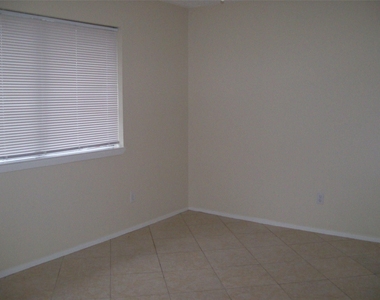 2617 Knoxville Drive - Photo Thumbnail 9