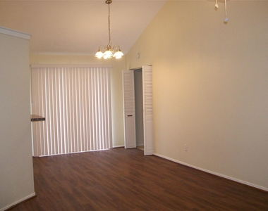 2617 Knoxville Drive - Photo Thumbnail 2