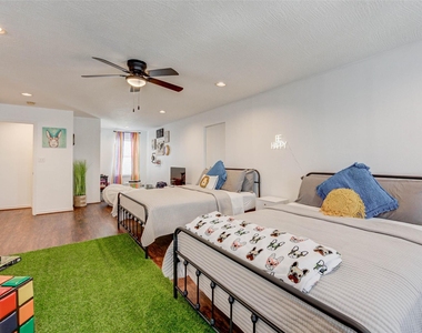 1815 Lewis Street - Photo Thumbnail 34
