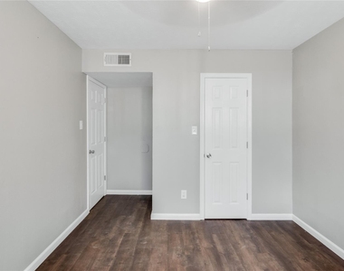 122 E Crosstimbers Street - Photo Thumbnail 9