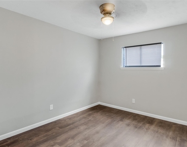 122 E Crosstimbers Street - Photo Thumbnail 7