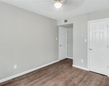 122 E Crosstimbers Street - Photo Thumbnail 8