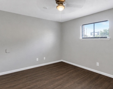 122 E Crosstimbers Street - Photo Thumbnail 6