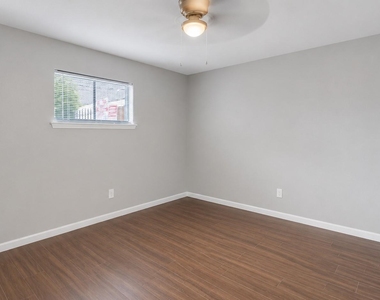 122 E Crosstimbers Street - Photo Thumbnail 5