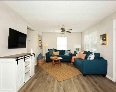 1407 E 35th Street - Photo Thumbnail 2