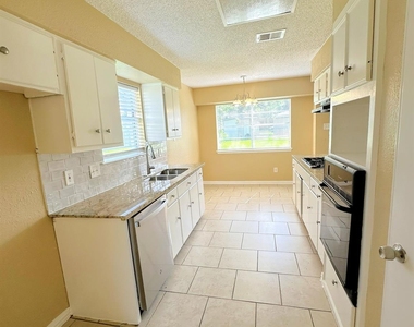 12210 Roandale Drive - Photo Thumbnail 5
