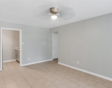 122 E Crosstimbers Street - Photo Thumbnail 4