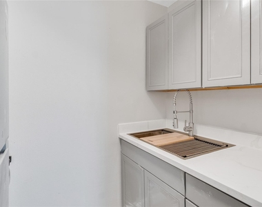 122 E Crosstimbers Street - Photo Thumbnail 2