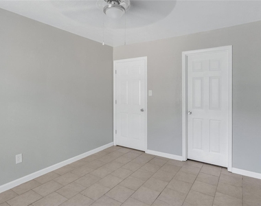 122 E Crosstimbers Street - Photo Thumbnail 9