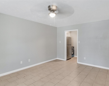 122 E Crosstimbers Street - Photo Thumbnail 5