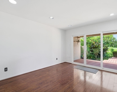 2810 Lake View Drive - Photo Thumbnail 16