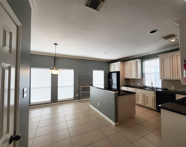 2637 W Dallas Street - Photo Thumbnail 6