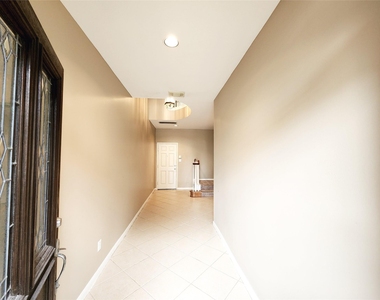 2637 W Dallas Street - Photo Thumbnail 2