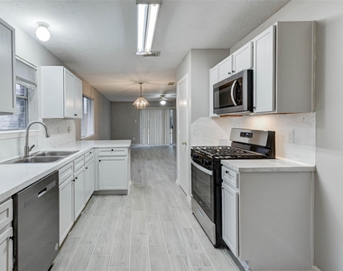 7815 Barnhill Drive - Photo Thumbnail 16