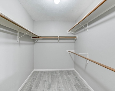 7815 Barnhill Drive - Photo Thumbnail 33