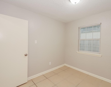 3131 Cliff Swallow Court - Photo Thumbnail 7