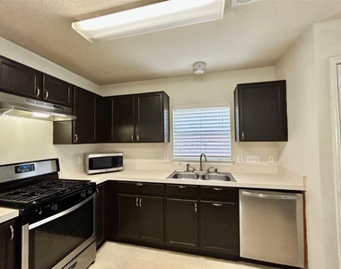 10623 Sugar Trace Drive - Photo Thumbnail 8