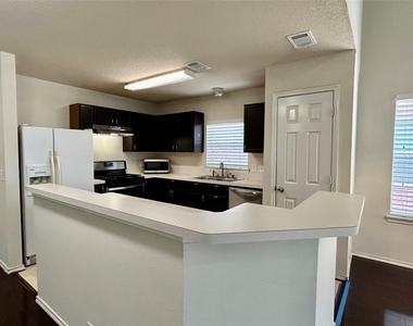 10623 Sugar Trace Drive - Photo Thumbnail 5