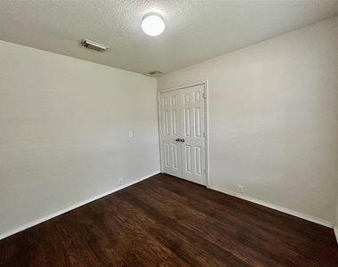 10623 Sugar Trace Drive - Photo Thumbnail 3