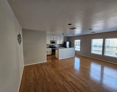 1271 W 17th Street - Photo Thumbnail 4