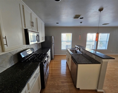 1271 W 17th Street - Photo Thumbnail 10