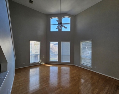 1271 W 17th Street - Photo Thumbnail 3