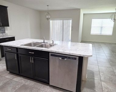 242 Guinevere Drive Sw - Photo Thumbnail 5