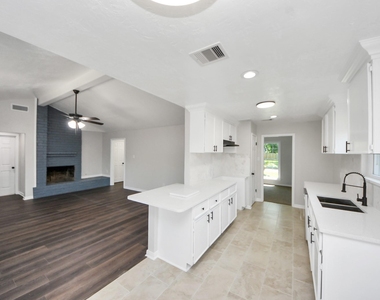 10602 Raydell Drive - Photo Thumbnail 6