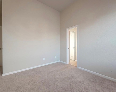 8700 Laurel Crest Drive - Photo Thumbnail 25