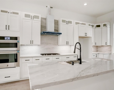 6816 Hartland Avenue - Photo Thumbnail 9