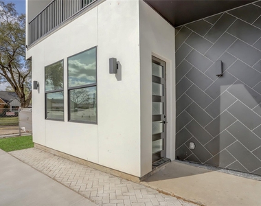 6816 Hartland Avenue - Photo Thumbnail 3