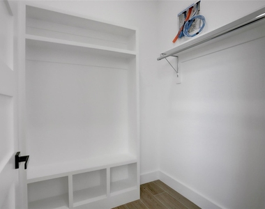 6816 Hartland Avenue - Photo Thumbnail 16