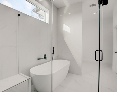 6816 Hartland Avenue - Photo Thumbnail 24