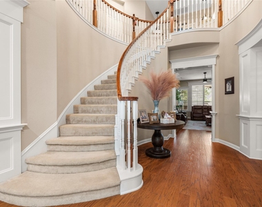 131 E Beckonvale Circle - Photo Thumbnail 8