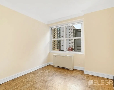 8th Avenue - Photo Thumbnail 4