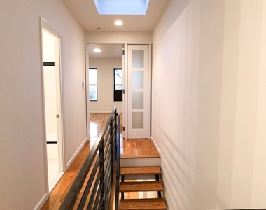 East 71 Street - Photo Thumbnail 4