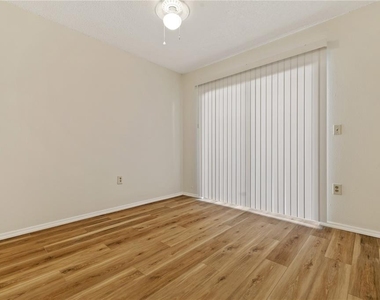 7607 Glades Court - Photo Thumbnail 6
