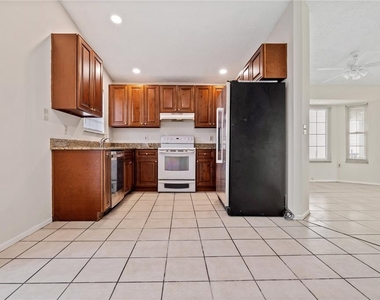7607 Glades Court - Photo Thumbnail 7